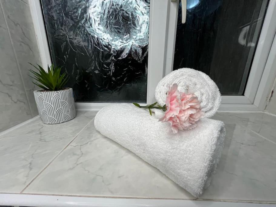 Modern With Stylish Terrace - Your London Oasis! 외부 사진