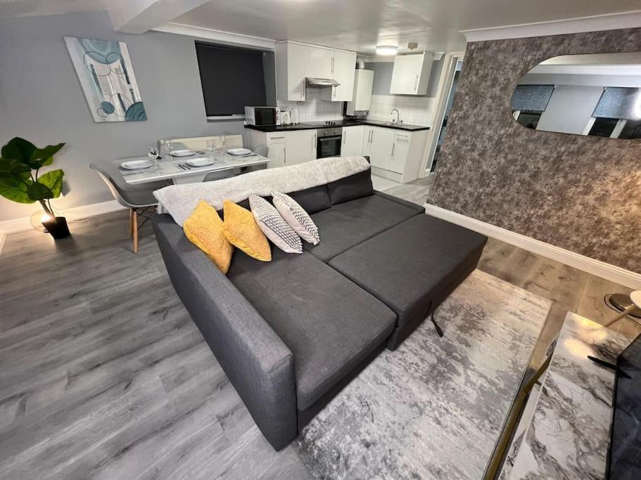 Modern With Stylish Terrace - Your London Oasis! 외부 사진