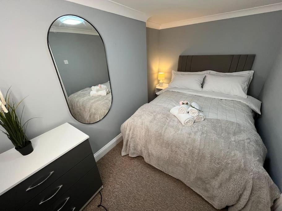 Modern With Stylish Terrace - Your London Oasis! 외부 사진