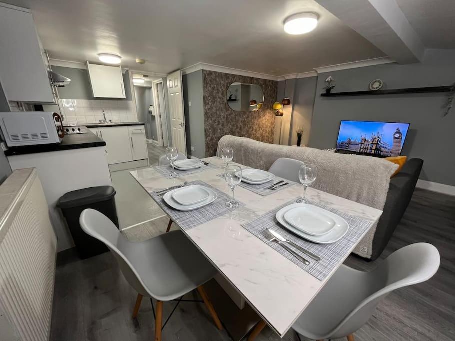 Modern With Stylish Terrace - Your London Oasis! 외부 사진